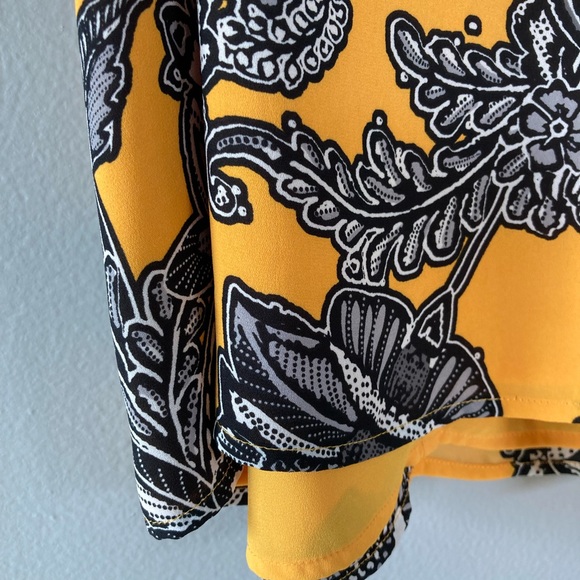 💕6 listings/$12💕 EXPRESS Barcelona top - Picture 6 of 7